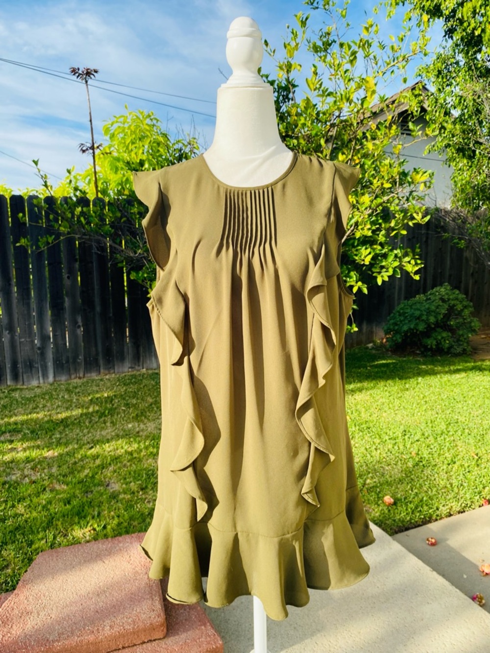 Banana Republic Sleeveless Blouse Women’s L Olive Green Ruffle Pleated Front Top